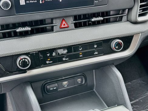 Used 2025 Kia Sportage LX FWD image 15
