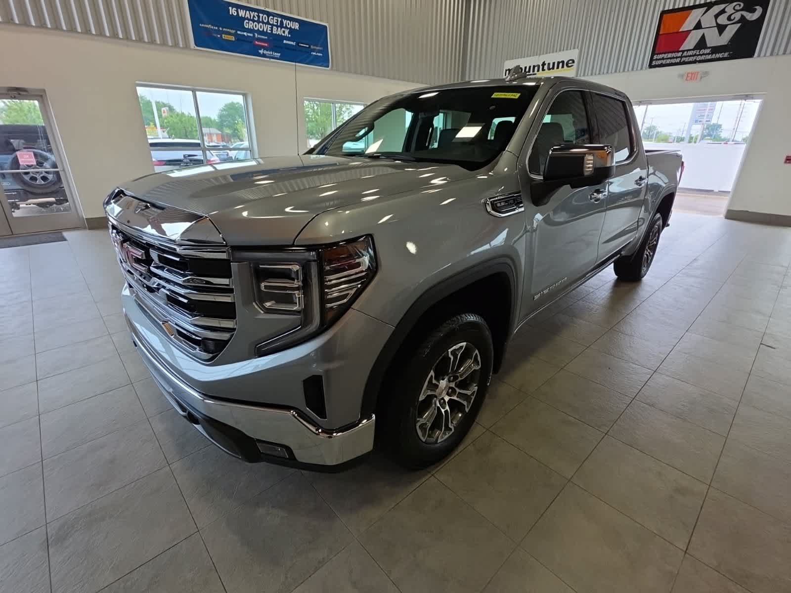Used 2025 GMC Sierra 1500 SLT AWD/4WD image 1