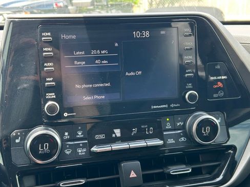 Used 2021 Toyota Highlander XLE FWD image 34