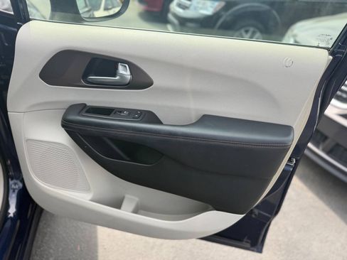 Used 2018 Chrysler Pacifica LX FWD image 17