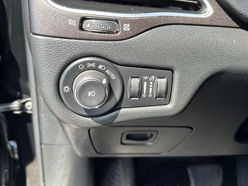 Used 2020 Jeep Cherokee Trailhawk w/ Cold Weather Group AWD/4WD image 15