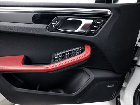 Certified 2018 Porsche Macan image 18