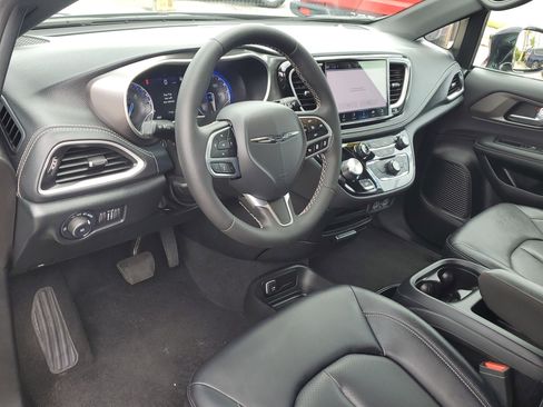 Used 2025 Chrysler Pacifica Select FWD image 16
