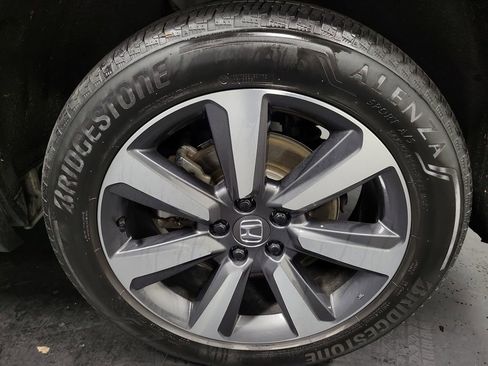 Used 2024 Honda Pilot Touring image 10