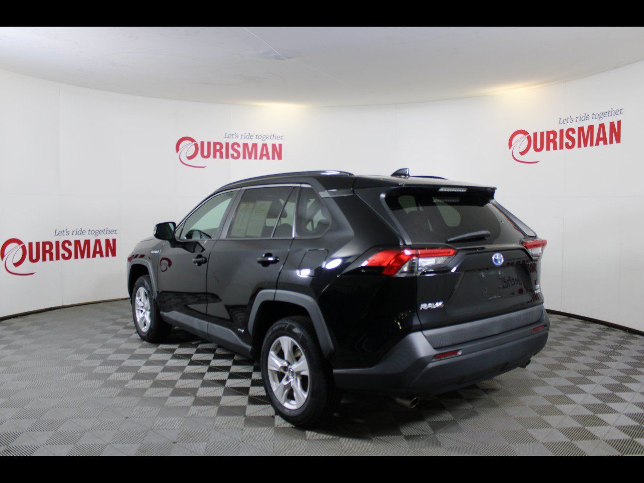 Used 2020 Toyota RAV4 LE w/ Carpet Mat Package AWD/4WD image 5