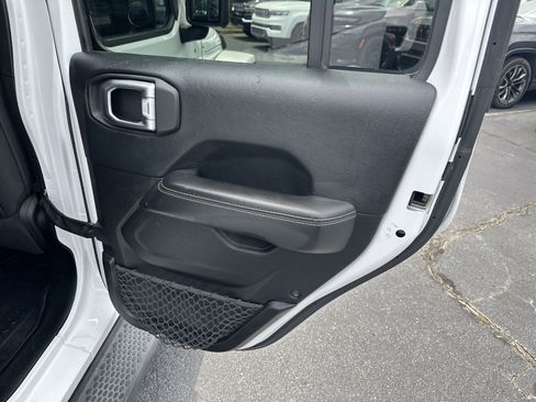 Used 2018 Jeep Wrangler Unlimited Sahara AWD/4WD image 19