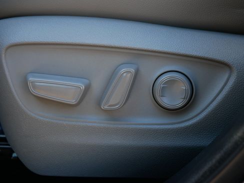 Used 2022 Toyota Highlander XLE image 19