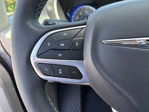 Used 2023 Chrysler Pacifica Touring-L AWD/4WD image 26