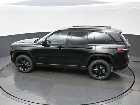 New 2025 Jeep Grand Cherokee Altitude image 19