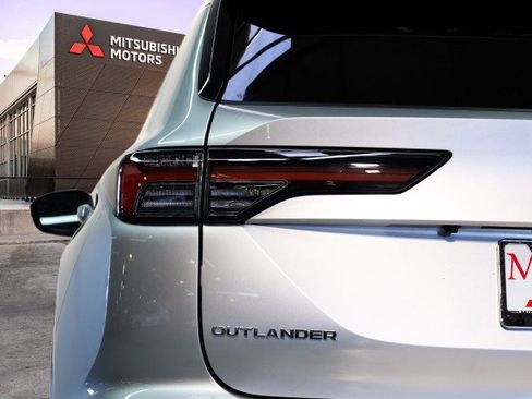 New 2025 Mitsubishi Outlander SE image 5