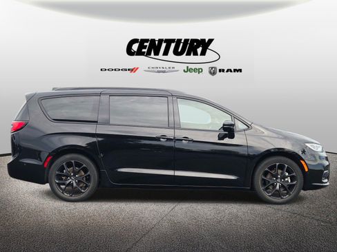 Used 2024 Chrysler Pacifica Limited w/ S Appearance Package FWD image 2