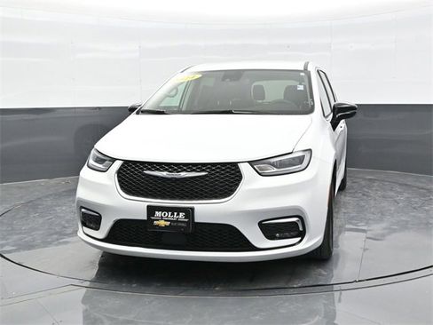 Used 2024 Chrysler Pacifica Touring-L image 2