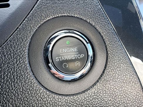 Used 2017 Ford Explorer XLT w/ Equipment Group 202A AWD/4WD image 31
