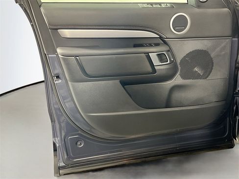 Used 2025 Land Rover Discovery Dynamic SE image 18