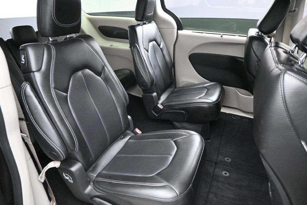 Used 2023 Chrysler Pacifica Touring-L FWD image 15