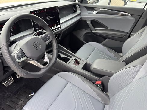 New 2026 Volkswagen Tiguan SE R-Line image 14
