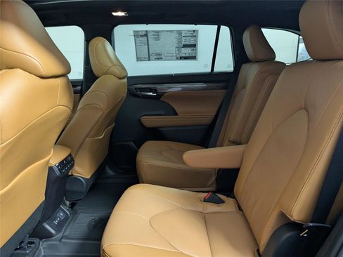 New 2026 Toyota Highlander Platinum image 27