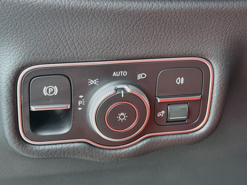Used 2025 Mercedes-Benz G 550 image 35