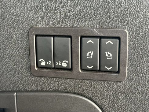 Used 2018 Cadillac Escalade Platinum AWD/4WD image 13