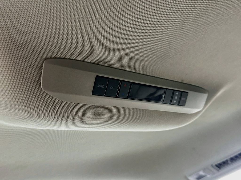 Used 2024 Toyota Sienna LE FWD image 33