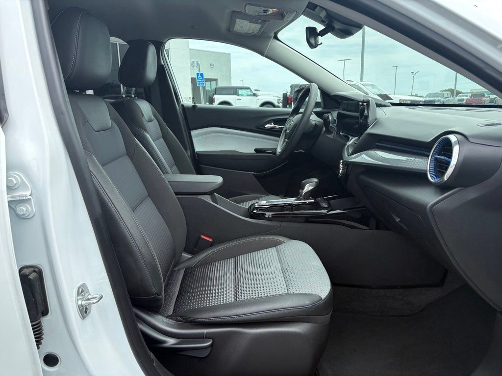 Used 2025 Chevrolet Trax LT FWD image 23