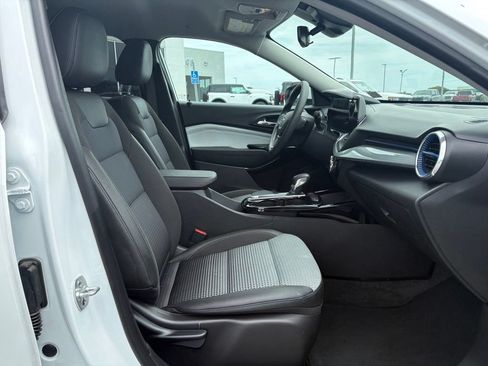 Used 2025 Chevrolet Trax LT FWD image 23