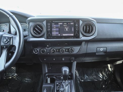 Used 2017 Toyota Tacoma TRD Sport AWD/4WD image 13