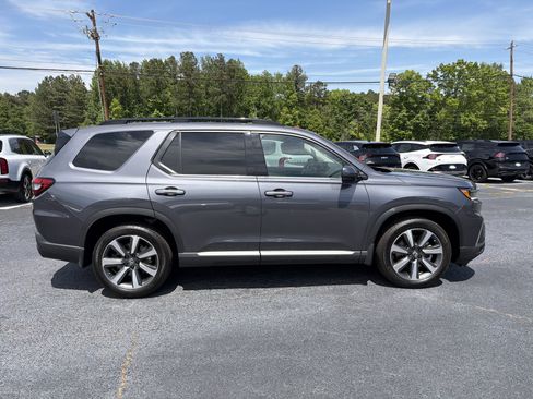 Used 2025 Honda Pilot Touring image 4