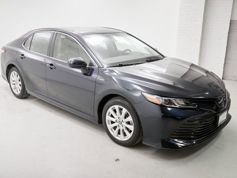 Used 2018 Toyota Camry LE image 4