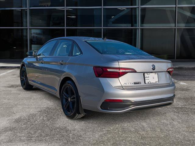 Used 2022 Volkswagen Jetta SE w/ Panoramic Sunroof Package FWD image 3