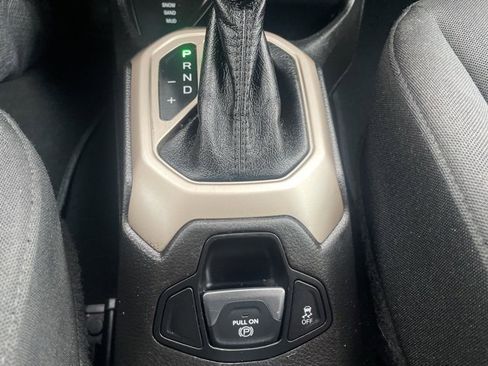 Used 2017 Jeep Renegade Latitude image 27