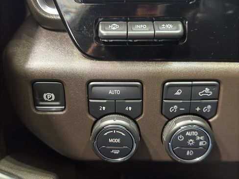 Used 2025 Chevrolet Silverado 1500 LTZ AWD/4WD image 36