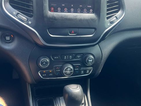 Used 2019 Jeep Cherokee Latitude Plus w/ Comfort/Convenience Group FWD image 14