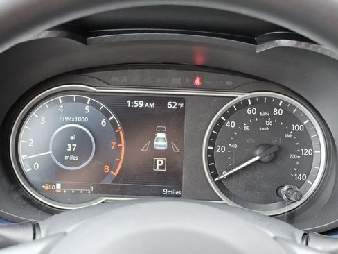 New 2025 Nissan Versa SV w/ Trunk Package FWD image 18