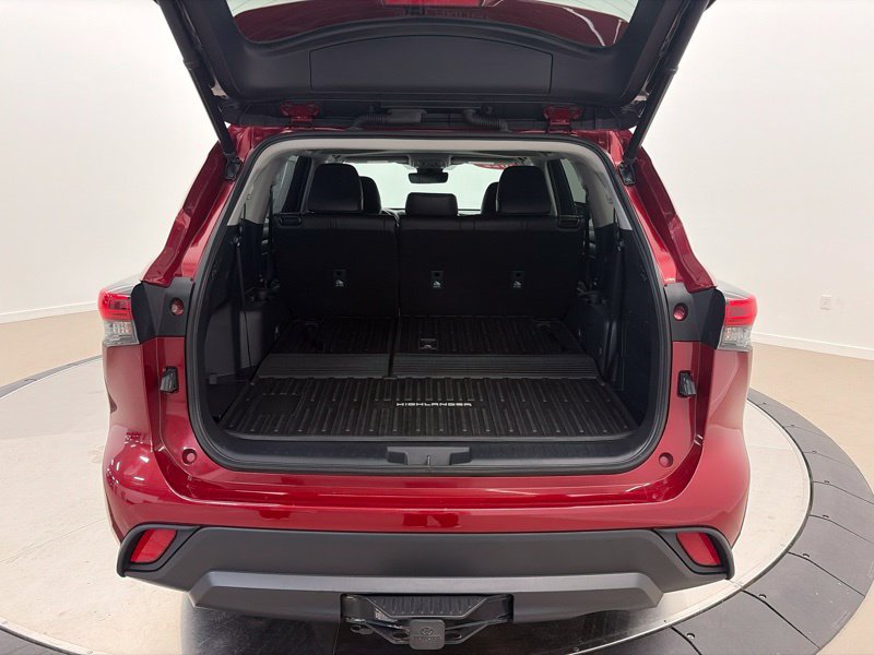 Used 2022 Toyota Highlander XLE AWD/4WD image 10