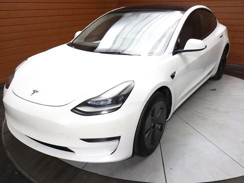 Used 2023 Tesla Model 3 Standard Range image 5