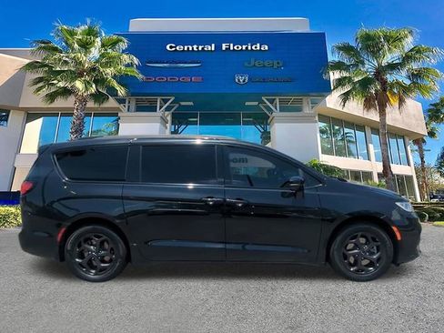 Used 2021 Chrysler Pacifica Touring-L w/ Uconnect Theater Family Group FWD image 4