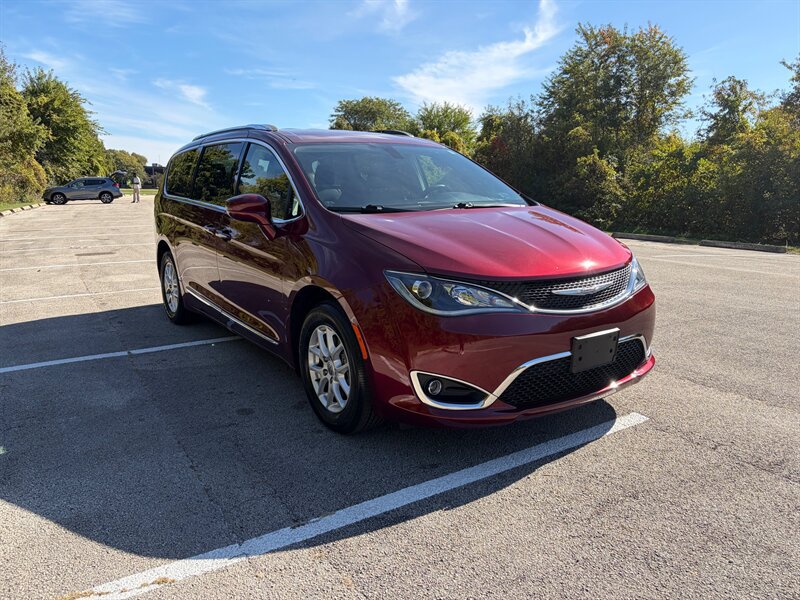 Used 2020 Chrysler Pacifica Touring-L FWD image 7