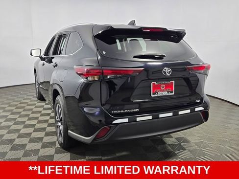 Used 2024 Toyota Highlander XLE image 3