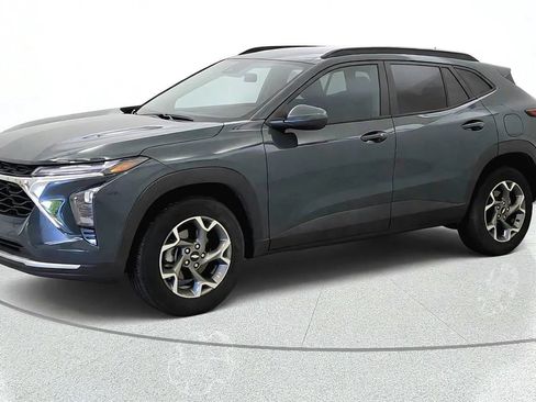 Used 2025 Chevrolet Trax LT w/ Driver Confidence Package FWD image 4