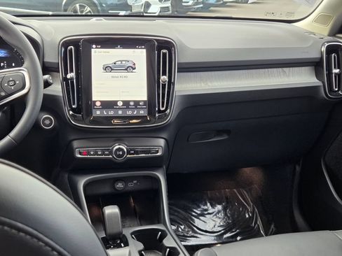 Certified 2024 Volvo XC40 B5 Core AWD/4WD image 17