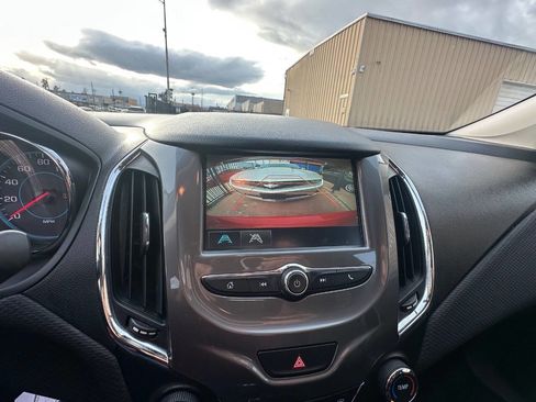 Used 2018 Chevrolet Cruze LT image 14