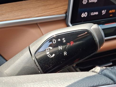 Certified 2025 Volkswagen Tiguan SEL R-Line AWD/4WD image 16