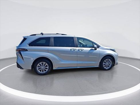 Certified 2025 Toyota Sienna XLE FWD image 10
