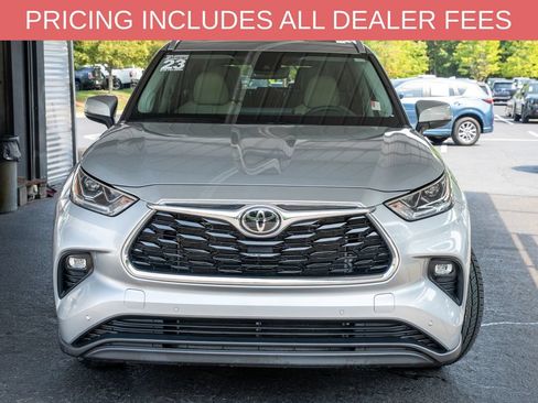 Used 2023 Toyota Highlander Limited FWD image 2