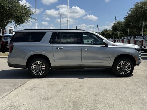 Used 2025 Chevrolet Suburban Z71 AWD/4WD image 3