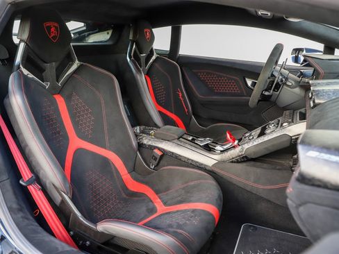Used 2018 Lamborghini Huracan Performante AWD/4WD image 14