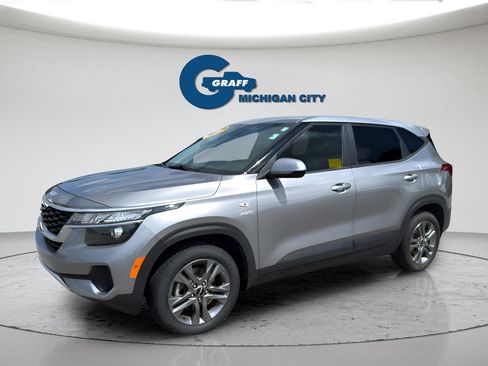 Used 2023 Kia Seltos LX AWD/4WD image 2