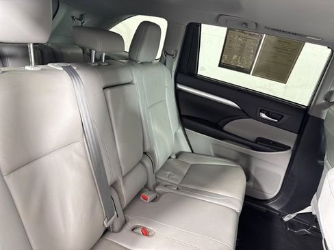 Used 2019 Toyota Highlander XLE image 31