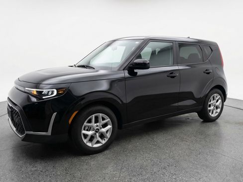 Used 2025 Kia Soul LX w/ LX Technology Package image 3